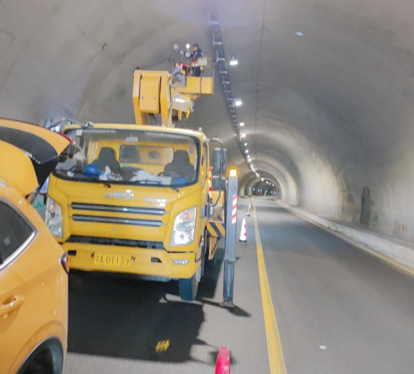22米升降車隧道安裝照明燈施工現(xiàn)場(chǎng)